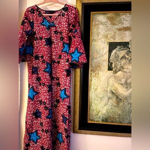 Beautiful caftan that can fit a size medium, large or extra large.